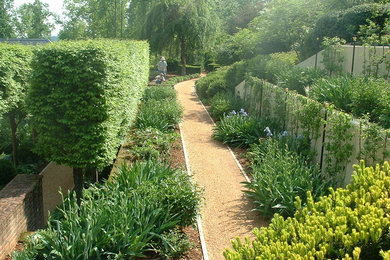 オックスフォードシャーにあるトラディショナルスタイルのおしゃれな庭の写真