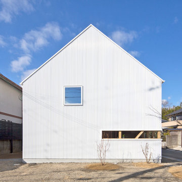 シンプルな三角屋根の家