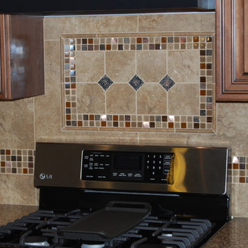Two-toned Maple Cabinets Kitchen