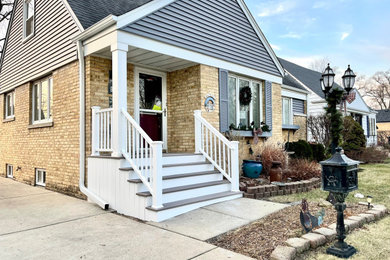 Inspiration for a contemporary front porch remodel in Chicago with decking