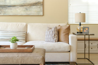 Immagine di un grande soggiorno classico aperto con pareti beige, pavimento in gres porcellanato, TV a parete e pavimento beige
