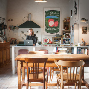 モンペリエの中サイズのエクレクティックスタイルのLDKの画像 (白い壁)