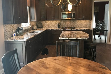 Kitchen - traditional kitchen idea in Chicago