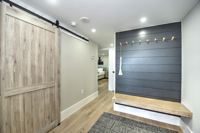 Transitional hallway photo in Miami