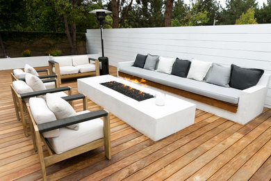 Imagen de terraza minimalista de tamaño medio en patio trasero