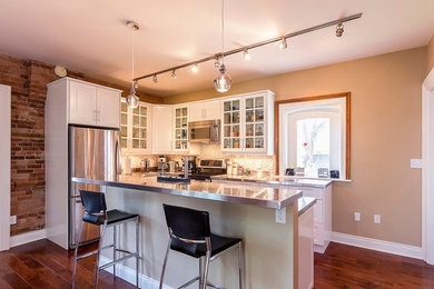 Transitional kitchen photo in Toronto