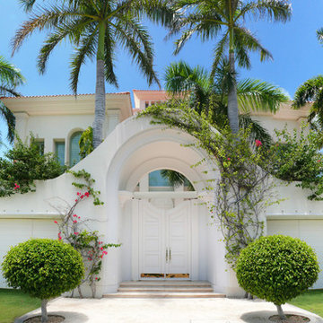 Waterfront Villa. Mediterranean. Villa Madonna on the beach. Cancun, México.