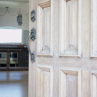 Inspiration för små eklektiska ingångspartier, med vita väggar, ljust trägolv, en enkeldörr och ljus trädörr