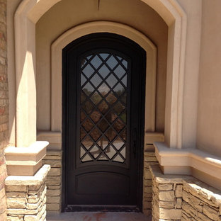 Выдающиеся фото от архитекторов и дизайнеров интерьера: входная дверь среднего размера в классическом стиле с бежевыми стенами, бетонным полом, металлической входной дверью и одностворчатой входной дверью