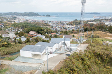 他の地域にあるモダンスタイルのおしゃれな家の外観 (漆喰サイディング、長方形) の写真