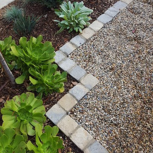 Geometrischer, Mittelgroßer, Halbschattiger Klassischer Kiesgarten hinter dem Haus mit Kamin in Orange County