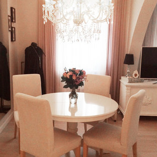Imagen de comedor romántico, de tamaño medio, abierto, con paredes rosas