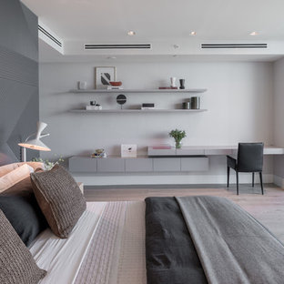 Ejemplo de dormitorio principal, contemporáneo, grande, con paredes blancas, suelo de madera clara y suelo beige