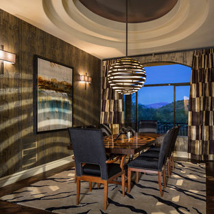 Идея дизайна: большая гостиная-столовая в современном стиле с серебряными стенами и темным паркетным полом без камина