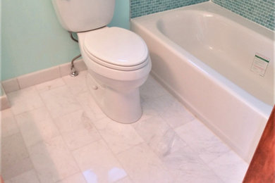 Example of a minimalist bathroom design in Boston