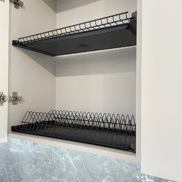 Широкая прямая кухня с высокими шкафами и фасадами под мрамор