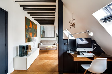 Inspiration for a contemporary home office in Paris.