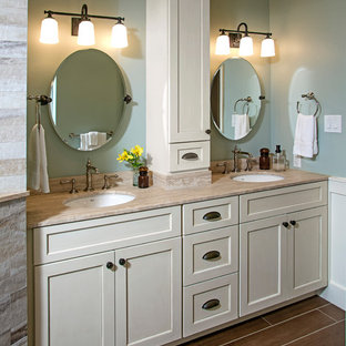 Cozy Traditional Master Bathroom