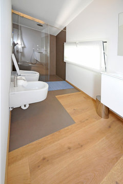 Bagno in resina e parquet insieme? e piatto doccia con ciottoli? help! Bagno parquet e mosaico