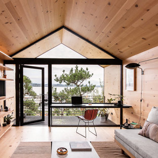 Esempio di un piccolo soggiorno rustico aperto con parquet chiaro, nessuna TV, soffitto in legno e pareti in legno