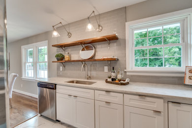 Kitchen - contemporary kitchen idea in Richmond