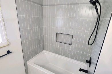 コロンバスにあるミッドセンチュリースタイルのおしゃれな浴室の写真