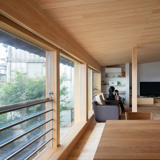 福岡のアジアンスタイルのLDKの画像 (白い壁、淡色無垢フローリング)