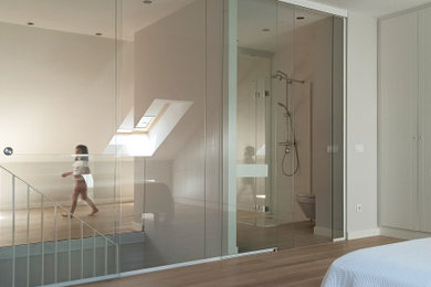 Mittelgroßes Modernes Hauptschlafzimmer mit weißer Wandfarbe, Laminat und braunem Boden in Sonstige