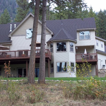 Rustic Home Overlooking the Lake