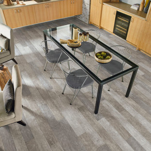 Mittelgroße Moderne Wohnküche ohne Kamin mit weißer Wandfarbe und Vinylboden in Orange County