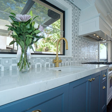 Compact Two Tone Hampton Style Kitchen
