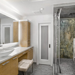 Idee per una stanza da bagno padronale minimalista di medie dimensioni con ante lisce, ante in legno scuro, vasca freestanding, doccia alcova, piastrelle grigie, piastrelle in gres porcellanato, pareti bianche, parquet scuro, lavabo a bacinella, top in quarzite, pavimento marrone, porta doccia a battente e top bianco