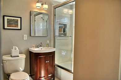 ニューアークにあるトラディショナルスタイルのおしゃれな浴室の写真