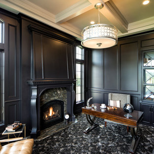 Inredning av ett klassiskt hemmabibliotek, med svarta väggar, heltäckningsmatta, en standard öppen spis och ett fristående skrivbord