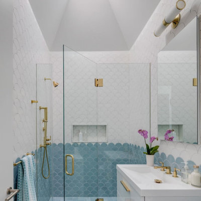 Example of a trendy bathroom design in New York