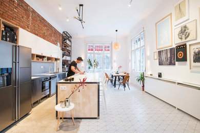 Immagine di una cucina minimalista con pavimento in gres porcellanato e pavimento bianco