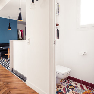 Esempio di un bagno di servizio minimalista di medie dimensioni con WC sospeso, piastrelle multicolore, pareti bianche e pavimento con piastrelle in ceramica