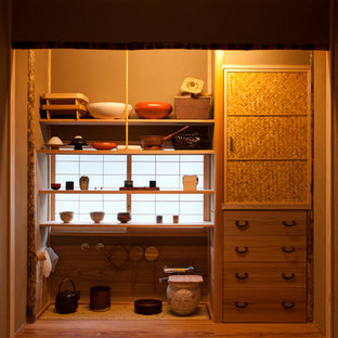 他の地域のアジアンスタイルのおしゃれな廊下 (ベージュの壁、淡色無垢フローリング) の写真