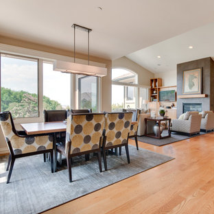 デンバーの広いトランジショナルスタイルのLDKの画像 (ベージュの壁、淡色無垢フローリング)