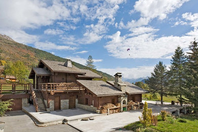 Réalisation d'une grande façade de maison design.