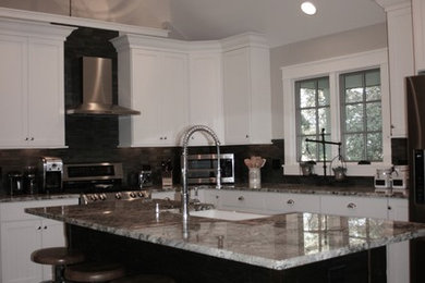 Example of a kitchen design in Chicago