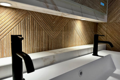 Idées déco pour une salle de bain principale et blanche et bois moderne de taille moyenne avec un placard à porte plane, des portes de placard blanches, une douche à l'italienne, WC séparés, un carrelage beige, des carreaux de céramique, un mur beige, un sol en carrelage de céramique, une grande vasque, un sol beige, aucune cabine, une niche, meuble simple vasque et meuble-lavabo suspendu.