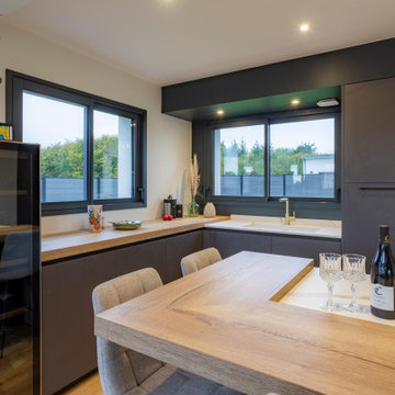 Création dune cuisine ouverte avec coin repas dans un pavillon contemporrain