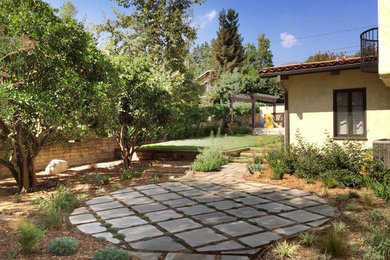 Ejemplo de camino de jardín mediterráneo de tamaño medio en patio trasero con exposición parcial al sol y adoquines de hormigón