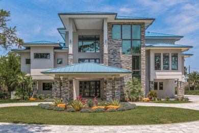 Example of an exterior home design in Tampa