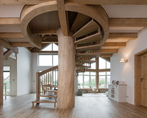 Treppenhaus mit Wendeltreppe Rustikal - Treppenhausgestaltung und