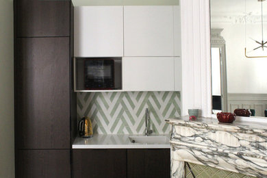 Exemple d'une petite cuisine ouverte haussmannienne et blanche et bois chic en bois brun avec un placard à porte affleurante, un plan de travail en surface solide, une crédence verte, une crédence en céramique, parquet clair, un sol multicolore et un plan de travail blanc.