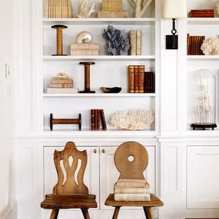 Maritim inredning av en hall, med vita väggar och ljust trägolv