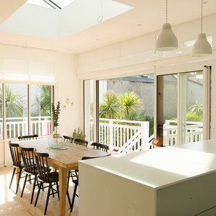 ナントの中サイズのビーチスタイルのLDKの画像 (白い壁、淡色無垢フローリング、暖炉なし)