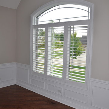 Shutter in side mounted in an arched window